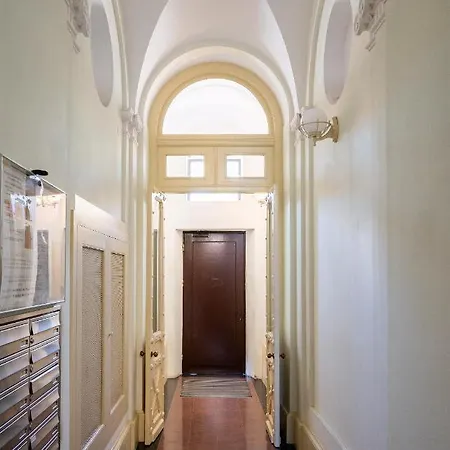 Krakowskie Przedmiescie 19: Royal Proximity Apartment Warsaw